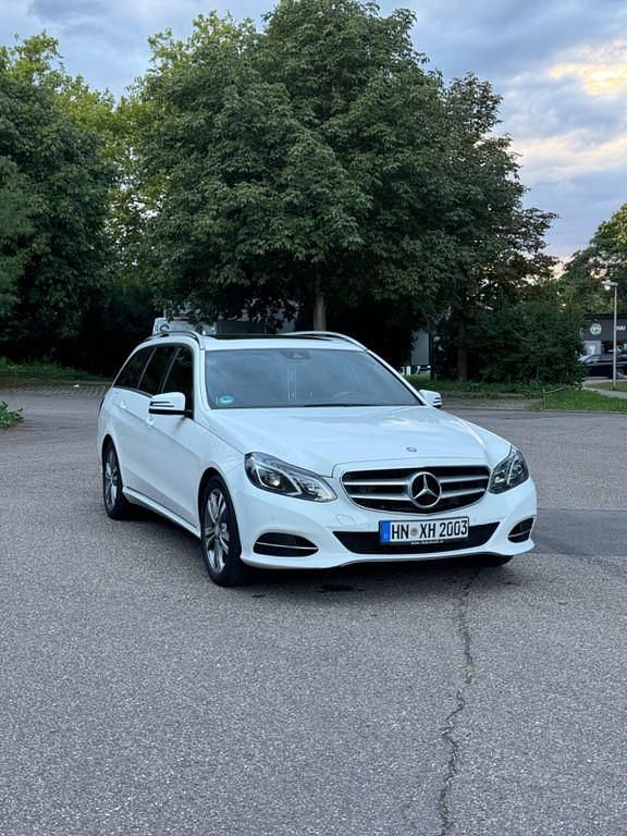 Weiß Gebraucht 2013 Mercedes E350 Avantgarde Limousine | 13.999 € (Guter Preis) - Bild 1/4