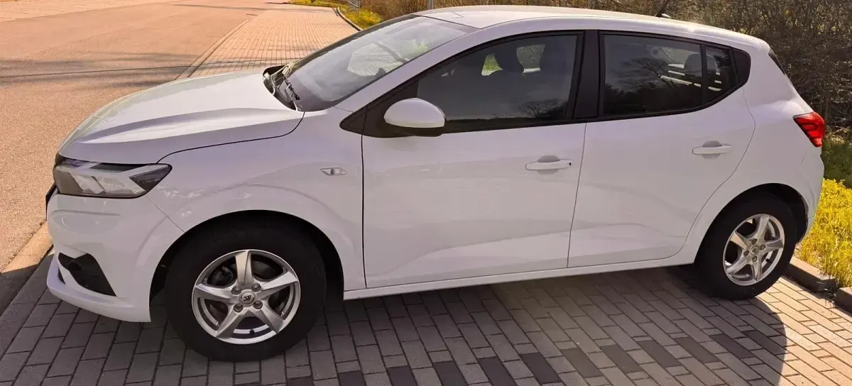 Używany Dacia Sandero Expression 101 KM (74 kW) 2024 Biały Sedan/Limuzyna