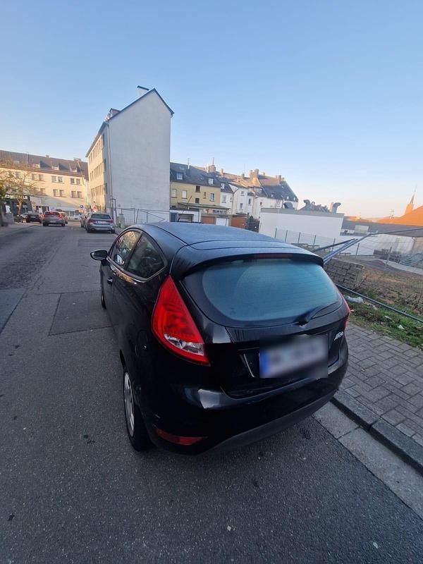 Gebraucht Ford Fiesta 60 PS (44 kW) 2012 Schwarz Kleinwagen