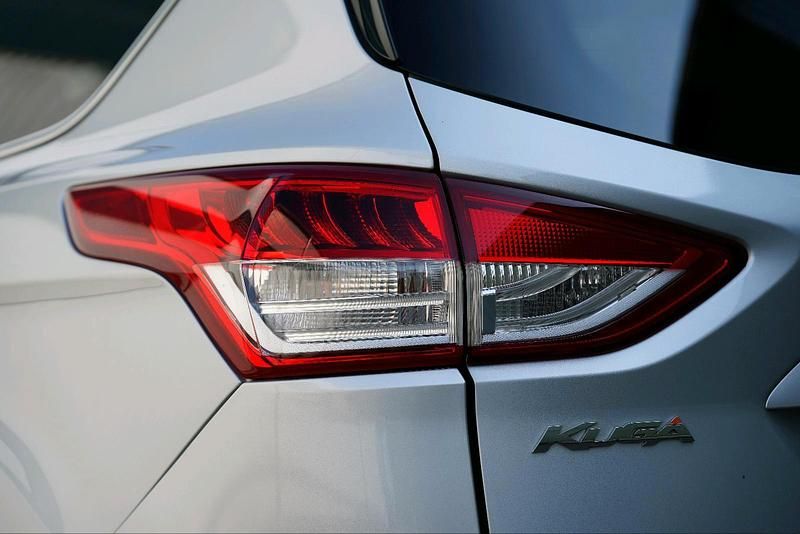 Gebraucht Ford Kuga Individual 150 PS (110 kW) 2016 Silber SUV