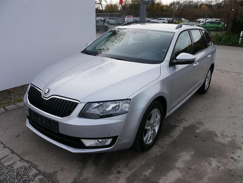 Brilliant silver Gebraucht 2014 Skoda Octavia Ambition Kombi | 11.990 € (Fairer Preis) - Bild 1/4