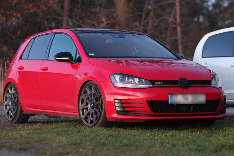 Rot Gebraucht 2015 VW Golf VII GTI Kleinwagen | 17.999 € - Bild 1/4