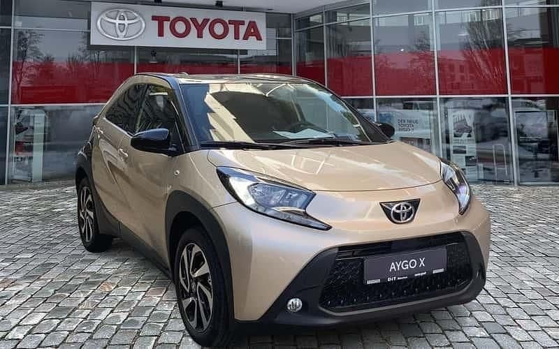 Beige Neu 2025 Toyota Aygo Kleinwagen | 15.990 € - Bild 1/4