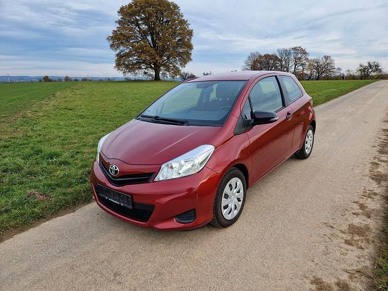 Rot Gebraucht 2013 Toyota Yaris Kleinwagen | 4.390 € (Fairer Preis) - Bild 1/4
