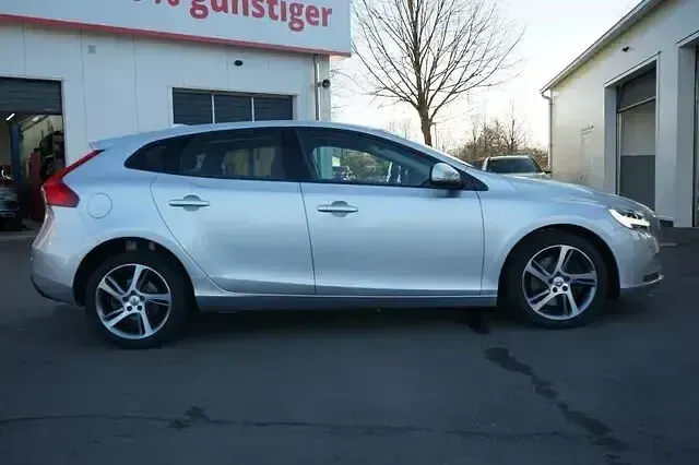 Gebraucht Volvo V40 Momentum 122 PS (89 kW) 2017 Silber Limousine