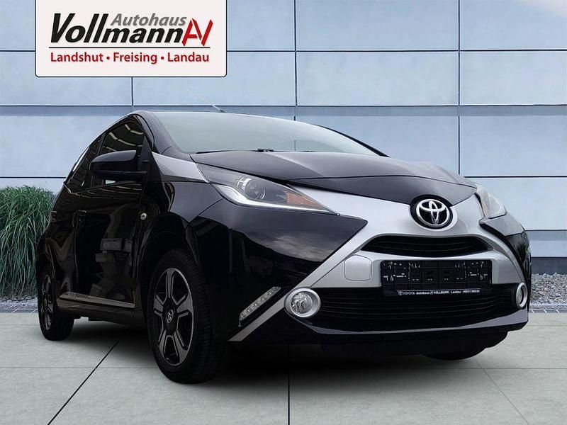 Midnightschwarz mica (metallic) Gebraucht 2014 Toyota Aygo X-clusiv Kleinwagen | 7.250 € (Fairer Preis) - Bild 1/4
