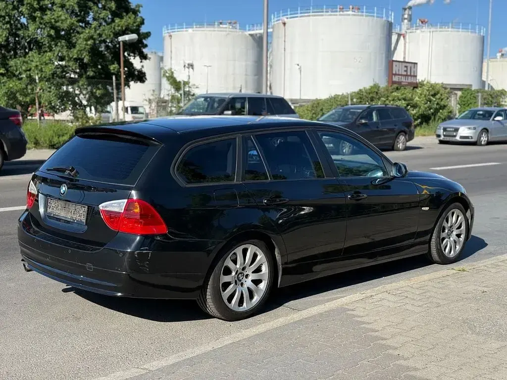 Begagnad BMW 318 143 HK (105 kW) 2008 Svart Kombi