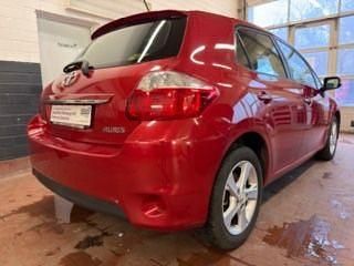 Gebraucht Toyota Auris Basis 99 PS (72 kW) 2012 Rot Kleinwagen