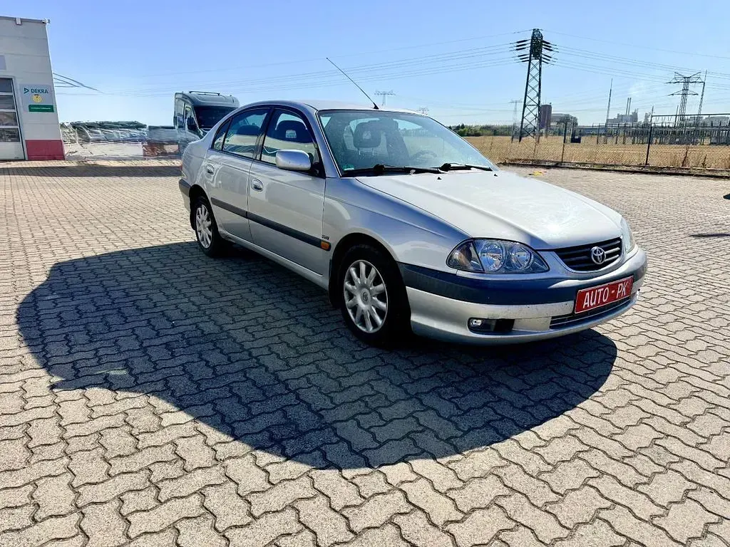 Gebraucht Toyota Avensis Style 129 PS (94 kW) 2001 Silber Limousine
