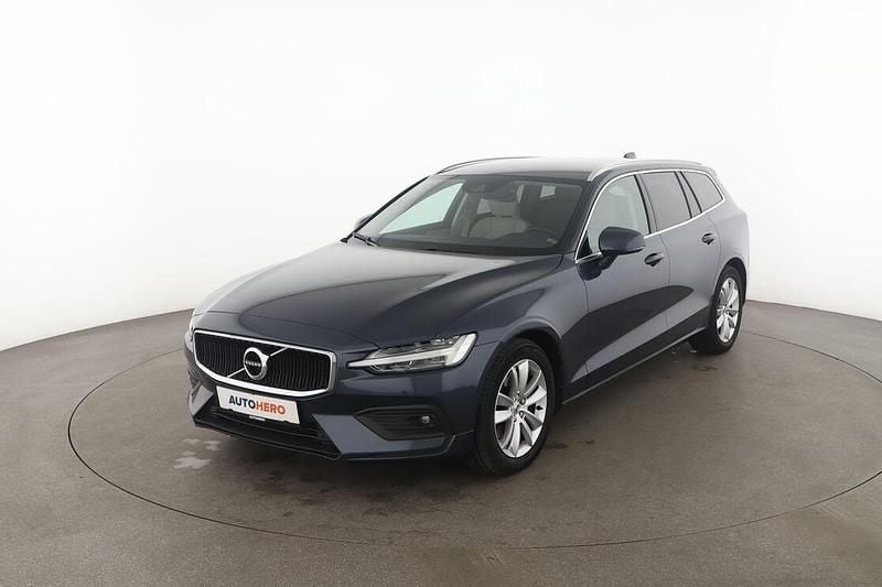 Blau Gebraucht 2020 Volvo V60 Momentum Kombi | 22.130 € (Guter Preis) - Bild 1/3