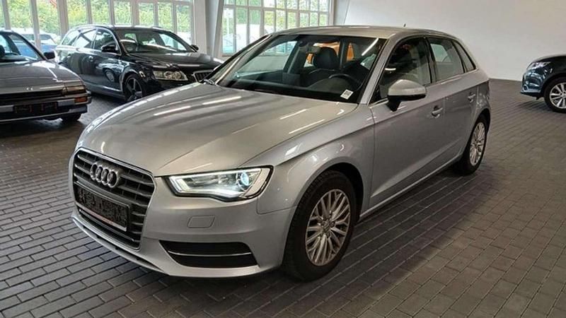 Silber/grau (metallic) Gebraucht 2016 Audi A3 Sportback Ambiente Kombi | 11.895 € (Fairer Preis) - Bild 1/4