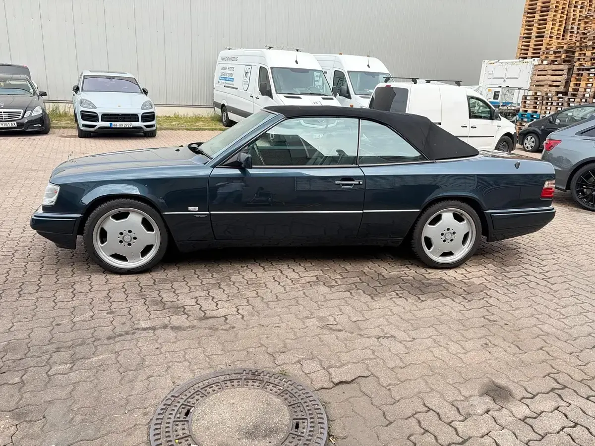 Gebraucht Mercedes E220 Edition 150 PS (110 kW) 1997 Blau Cabrio