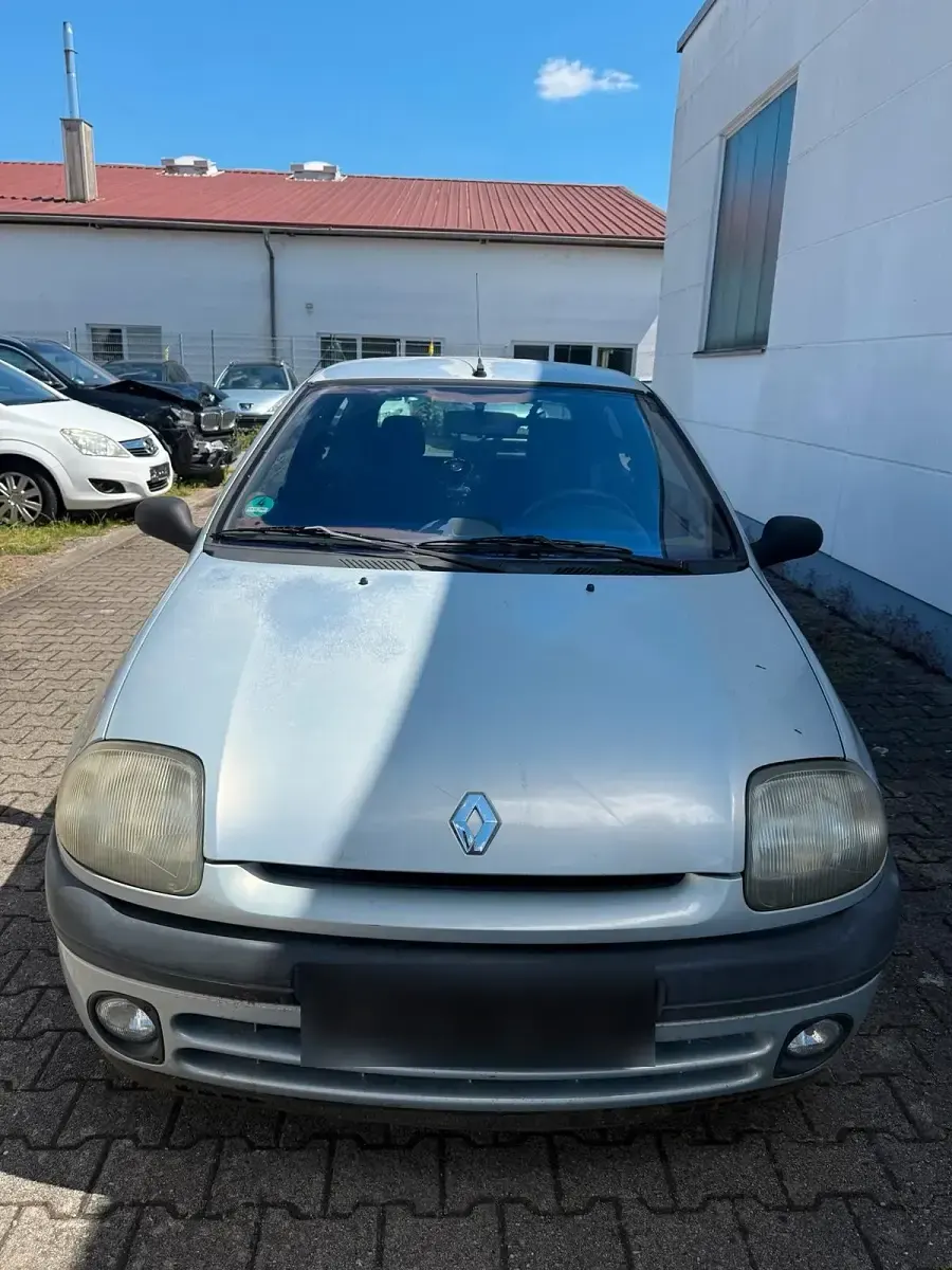 Gebraucht Renault Clio II 58 PS (42 kW) 1998 Silber Kleinwagen