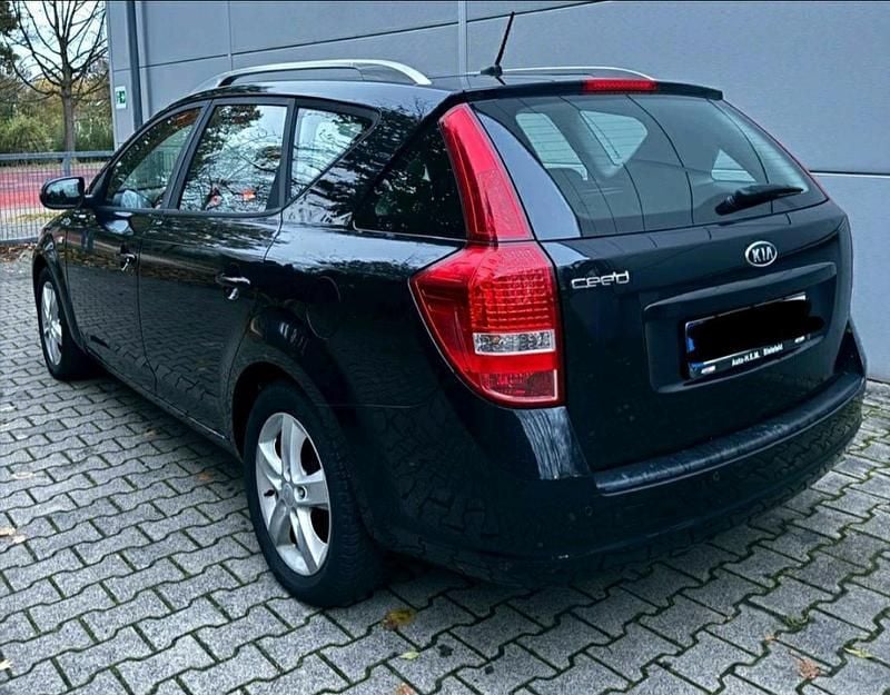 Używany Kia Ceed 135 KM (99 kW) 2010 Czarny Hatchback