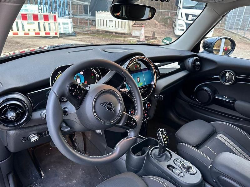 Gebraucht Mini Cooper SE Essential 135 kW (184 PS) 2023 Schwarz Kleinwagen