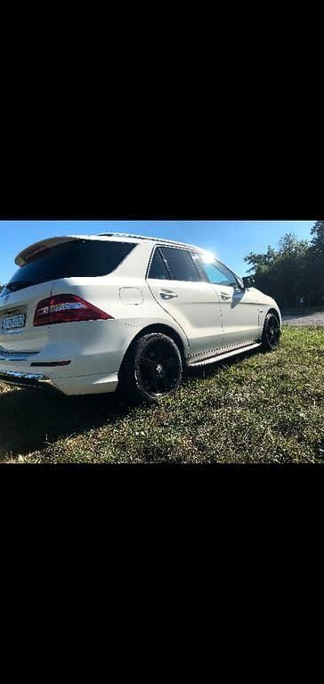 Schwarz Gebraucht 2012 Mercedes ML350 Edition 1 SUV | 21.999 € (Etwas zu teuer) - Bild 1/4