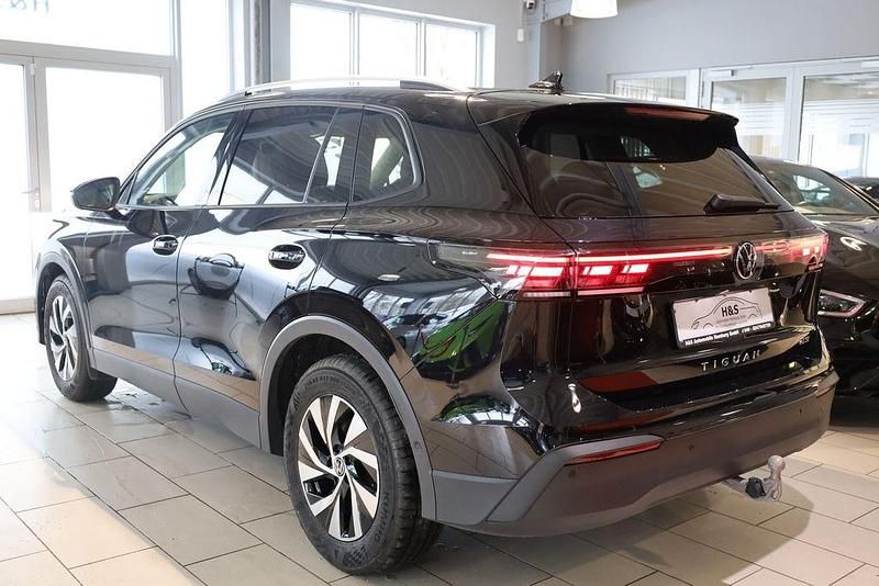 Gebraucht VW Tiguan 150 PS (110 kW) 2024 Deep black perleffekt SUV