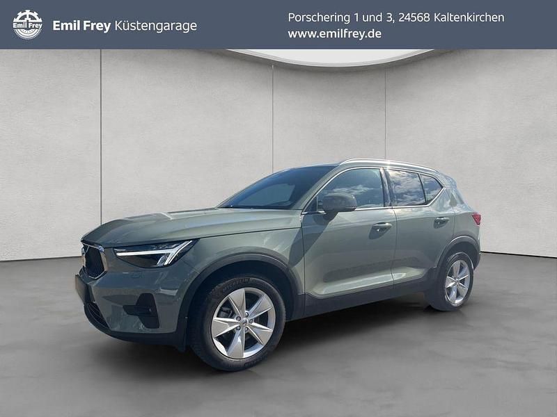 Grün Gebraucht 2023 Volvo XC40 Core SUV | 31.450 € (Superpreis) - Bild 1/4