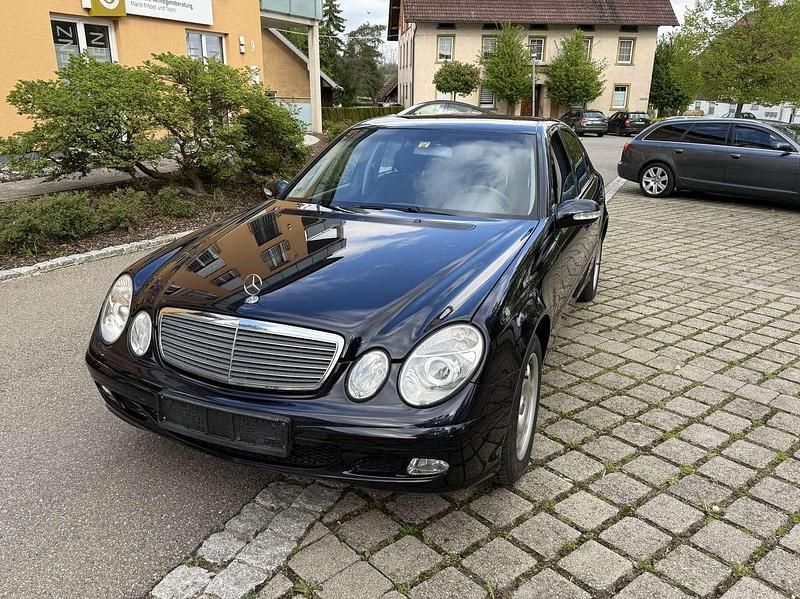 Blau Gebraucht 2004 Mercedes E220 Classic Limousine | 4.290 € (Fairer Preis) - Bild 1/4