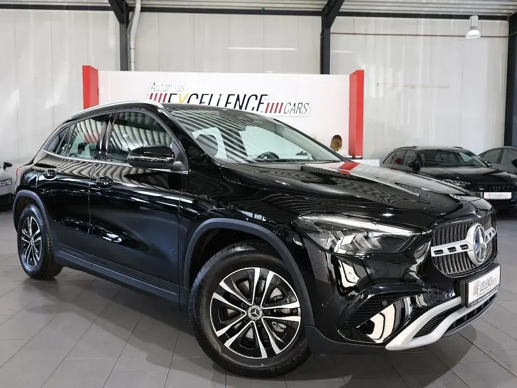 Gebraucht Mercedes GLA180 Advanced 136 PS (100 kW) 2023 Nachtschwarz SUV