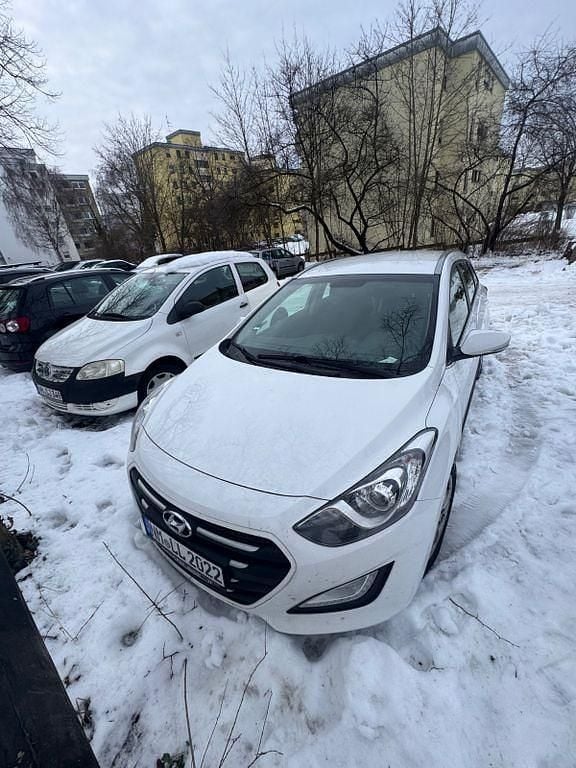 Weiß Gebraucht 2017 Hyundai i30 Kombi | 12.599 € (Fairer Preis) - Bild 1/4