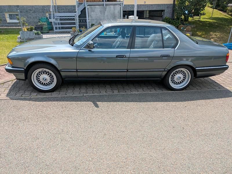 Gebraucht BMW 735 211 PS (155 kW) 1987 Silber Limousine