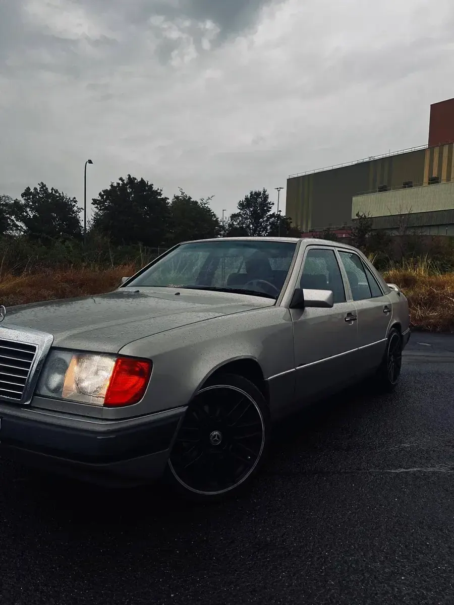Gebraucht Mercedes E260 166 PS (122 kW) 1989 Gold Limousine