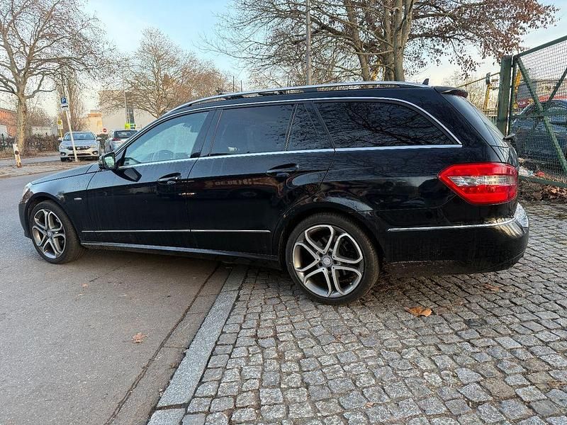 Gebraucht Mercedes E200 184 PS (135 kW) 2010 Schwarz Kombi