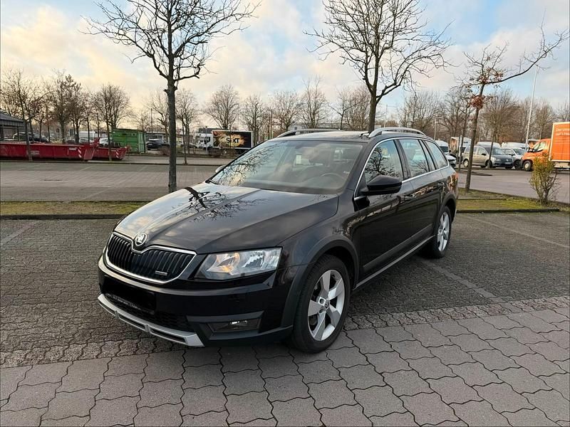 Schwarz Gebraucht 2015 Skoda Octavia Scout 4x4 Kombi | 8.490 € (Superpreis) - Bild 1/4