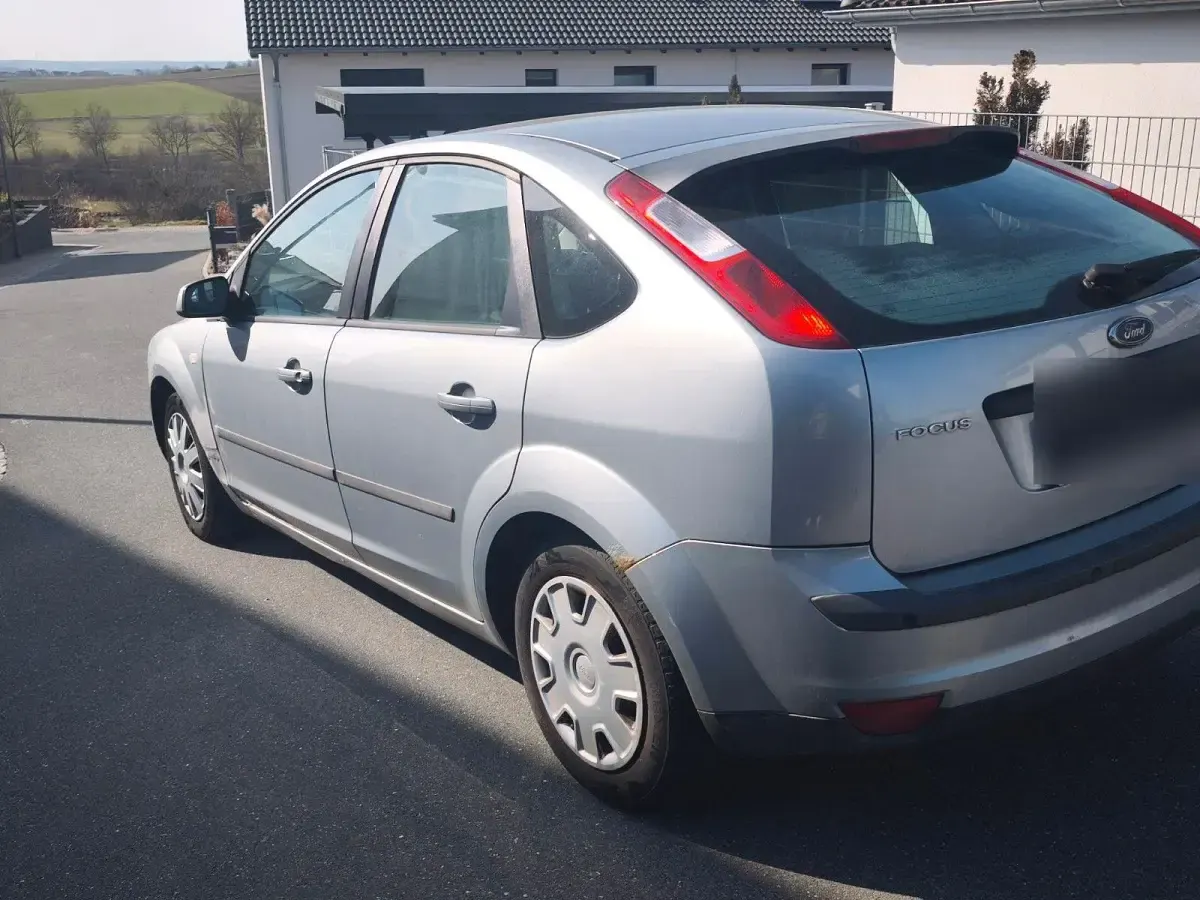 Gebraucht Ford Focus Ghia 116 PS (85 kW) 2005 Silber Limousine