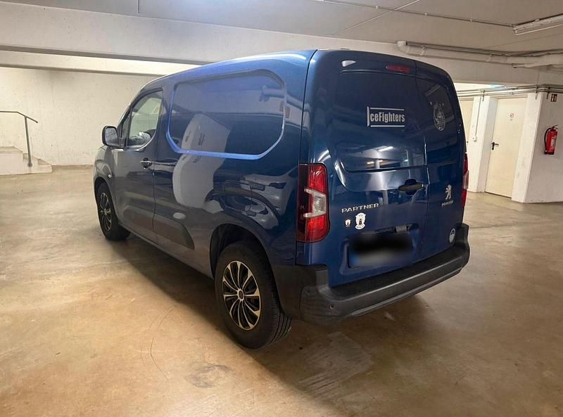 Gebraucht Peugeot Partner 131 PS (96 kW) 2020 Blau Van / Kleinbus