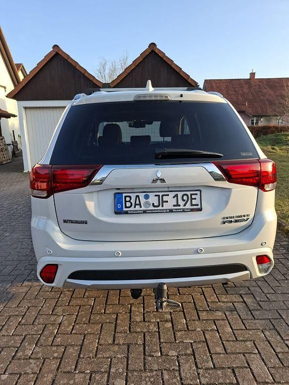 Gebraucht Mitsubishi Outlander P-HEV Plus 203 PS (149 kW) 2017 Weiß SUV