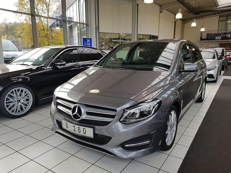 Grau Gebraucht 2018 Mercedes B180 Urban Van / Kleinbus | 18.900 € (Fairer Preis) - Bild 1/4