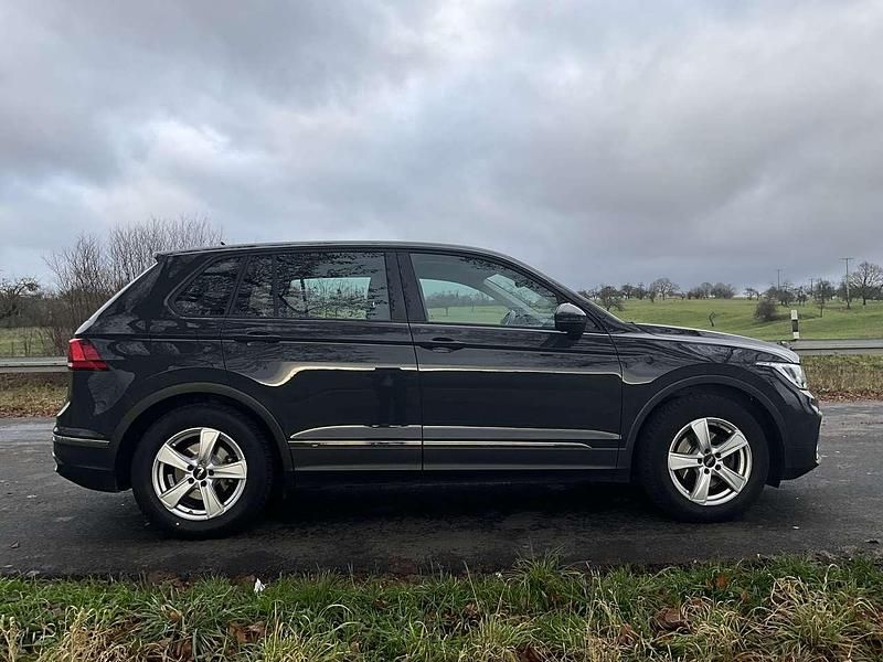 Gebraucht VW Tiguan Basis 150 PS (110 kW) 2021 Grau SUV