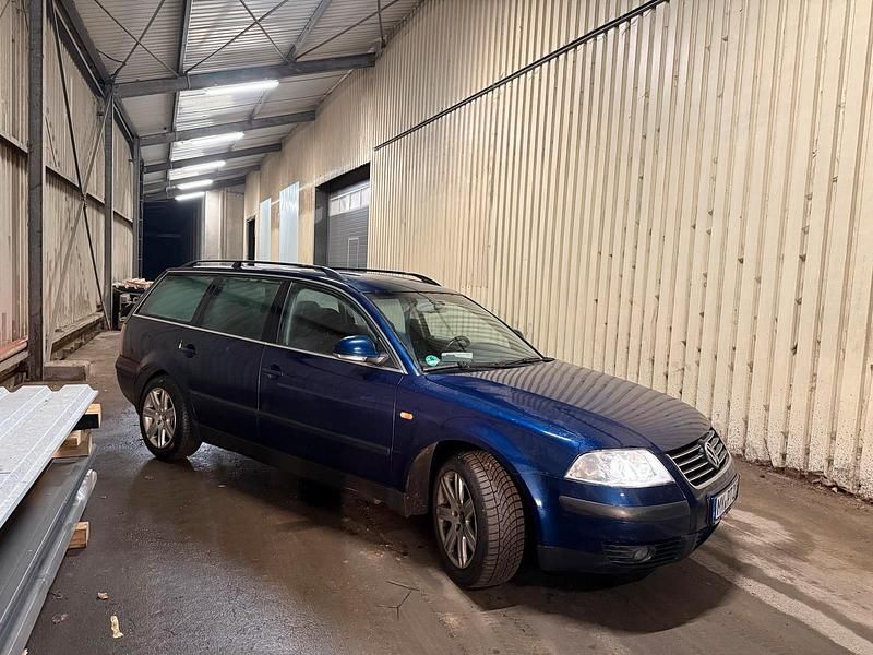 Blau Gebraucht 2005 VW Passat Kombi | 2.200 € (Etwas zu teuer) - Bild 1/4