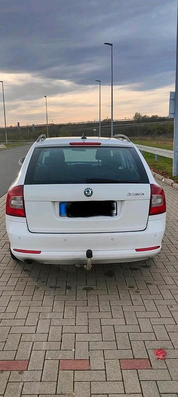 Gebraucht Skoda Octavia 105 PS (77 kW) 2012 Weiß Kombi