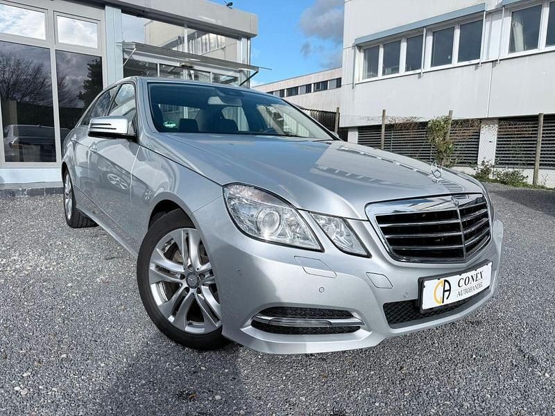 Silber Gebraucht 2013 Mercedes E200 Avantgarde Limousine | 15.490 € (Fairer Preis) - Bild 1/4