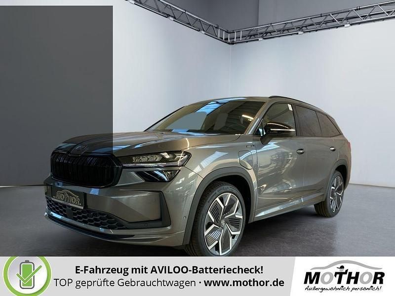 Grau Neu 2025 Skoda Kodiaq SportLine SUV | 52.028 € (Teuer) - Bild 1/4