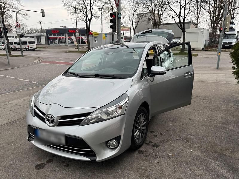 Gebraucht Toyota Verso 147 PS (108 kW) 2017 Silber Van / Kleinbus