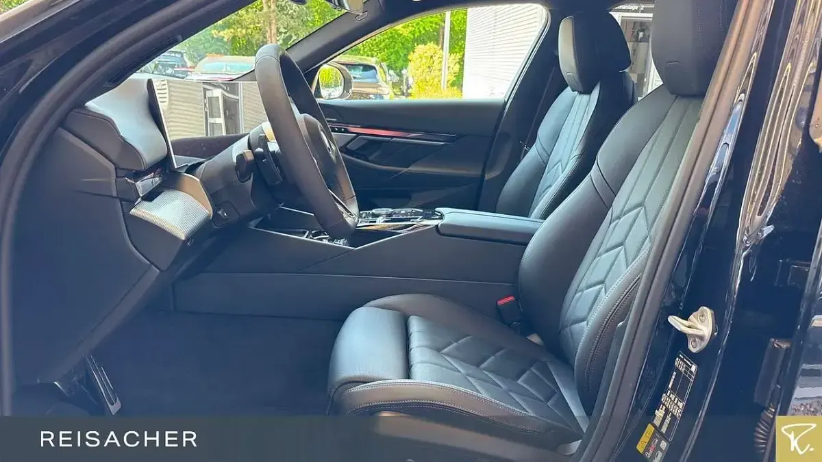 Neu BMW 530e Comfort Edition 299 PS (219 kW) 2026 Carbonschwarz metallic Kombi