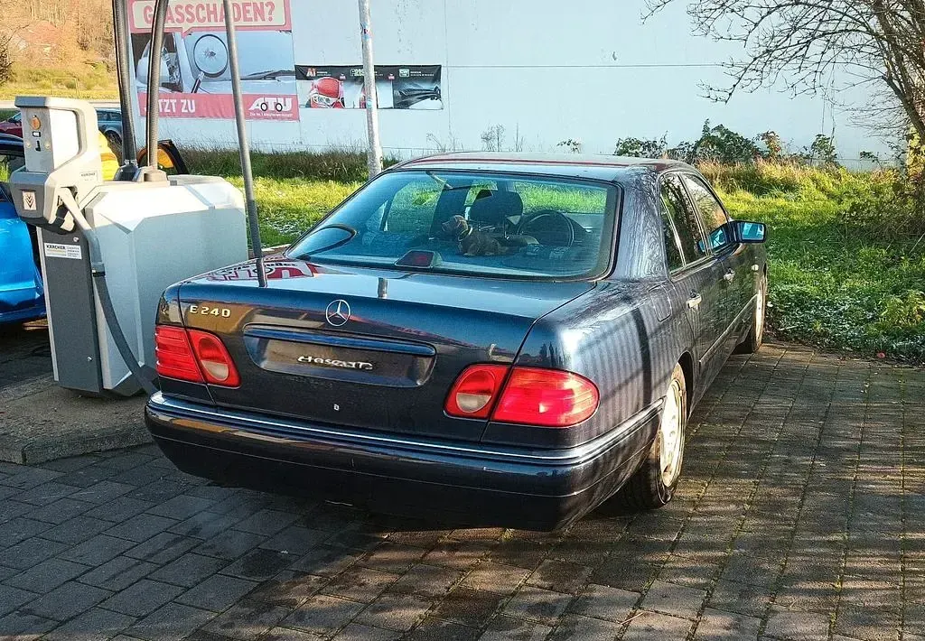 Gebraucht Mercedes E240 170 PS (125 kW) 1998 Blau Limousine