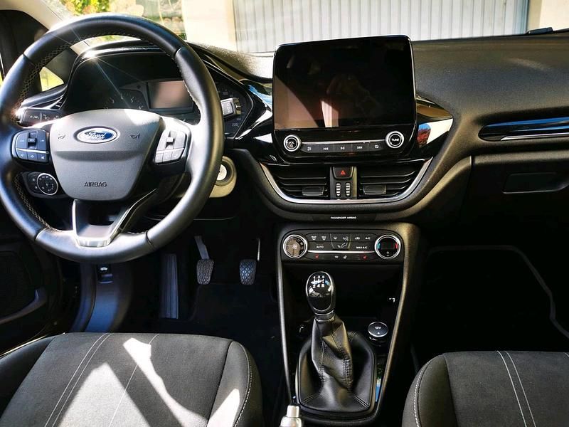 Grau Gebraucht 2019 Ford Fiesta Kleinwagen | 9.000 € - Bild 1/4