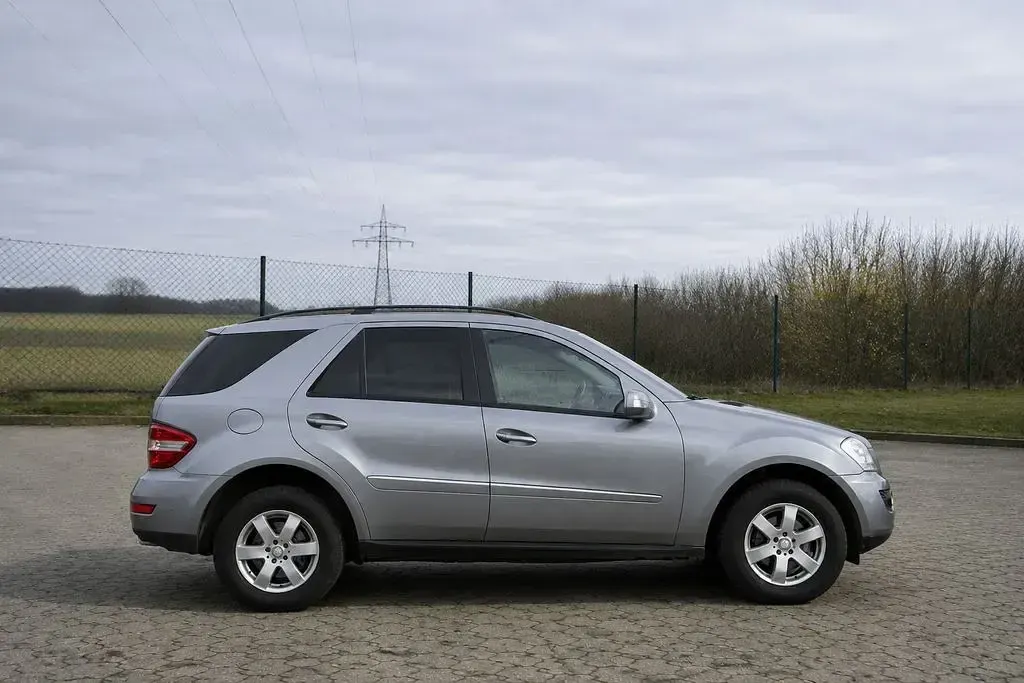 Gebraucht Mercedes ML350 231 PS (169 kW) 2010 Silber SUV