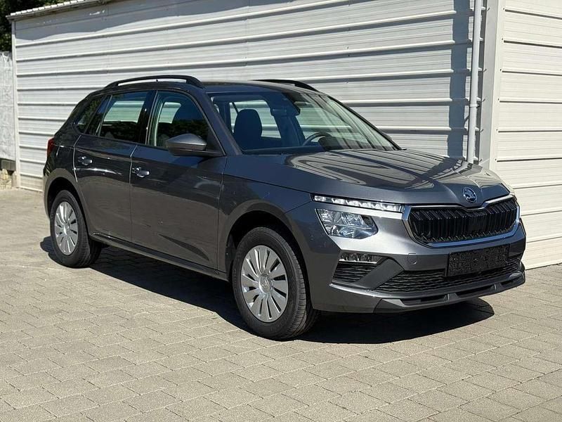 Graphitegrau metallic Neu 2025 Skoda Kamiq Essence SUV | 24.190 € (Superpreis) - Bild 1/4