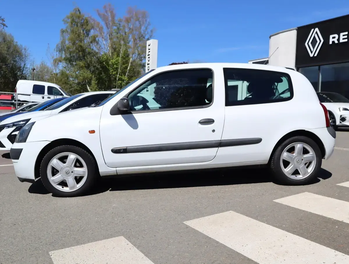Używany Renault Clio II Expression 75 KM (55 kW) 2002 Biały Hatchback