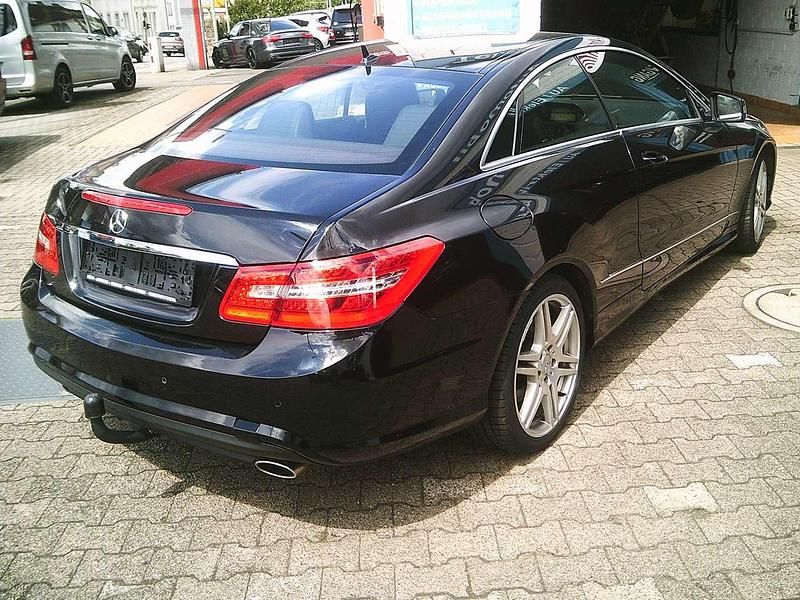 Gebraucht Mercedes E350 231 PS (169 kW) 2010 Obsidianschwarz  metalliclack Coupé