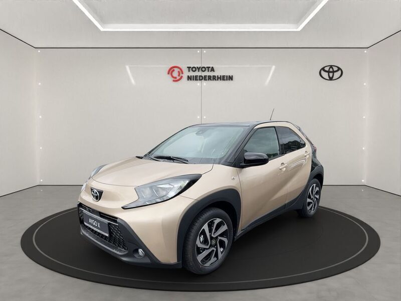 Beige Neu 2025 Toyota Aygo Team Kleinwagen | 17.990 € - Bild 1/4