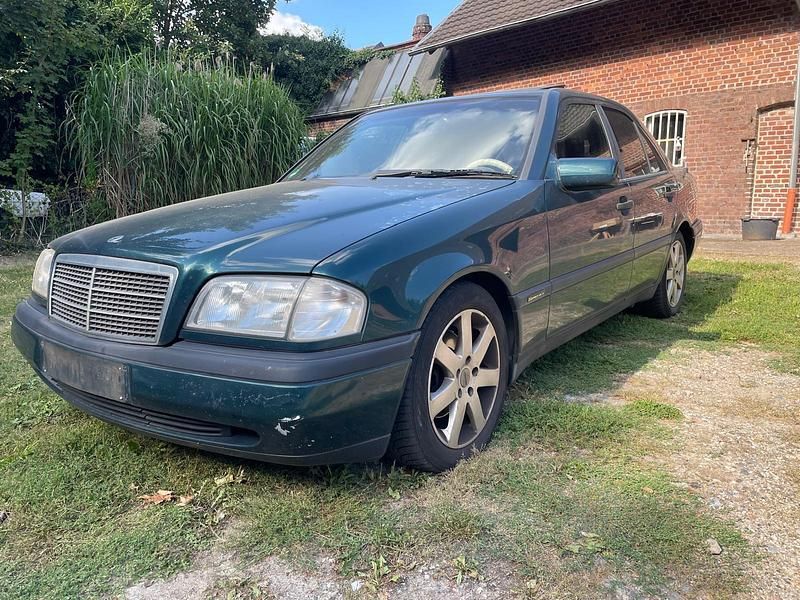 Grün Gebraucht 1996 Mercedes C180 Limousine | 1.499 € - Bild 1/4