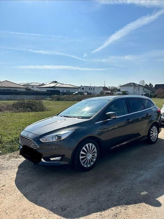 Gebraucht Ford Focus Titanium 125 PS (91 kW) 2018 Grau Kombi