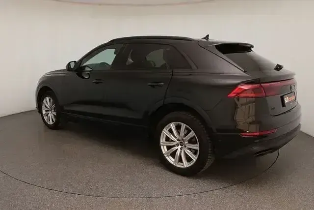 Używany Audi Q8 Ambiente 286 KM (210 kW) 2025 Czarny SUV